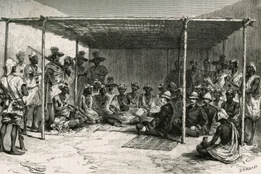 Signature du traité plaçant le pays de Kita (ancien Soudan français, actuel Mali) sous le protectorat de la France le 25 avril 1880 entre le commandant Joseph Gallieni (1849-1916) et Tokontan Keita (illustration de l