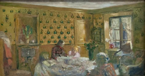 Près de la table de travail