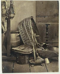 Nature morte avec épée, panier et accessoires de cheminée