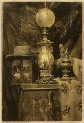 Nature morte avec stéréoscope, chapeau, vase chinois, coupe d
