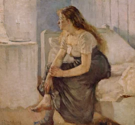 Fille assise au chevet du lit