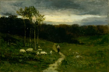 Femme marchant sur un chemin