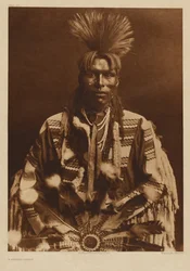 [Un homme piikani en tenue traditionnelle]