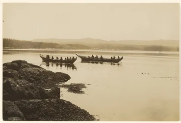 [Les guerriers, jeunes et vieux, mirent leurs canoës à l