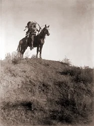 Guerrier Absaroke à cheval par Edward S. Curtis, c.1910