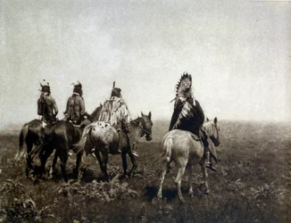 Guerrier indien (Les Apsaroke) chevauchant dans la plaine