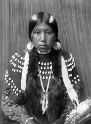 Femme indienne Kalispel, cheveux peints en bandes blanches, boucles d