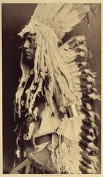 Vieille personne, Piegan. Les jeunes hommes ne manquent aucune occasion de festivités publiques pour revêtir les vêtements de leur père guerrier. Photo tirée du volume 6 de l