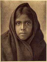 Jeune fille Qahatika. Ces Indiens du désert vivent à environ 60 kilomètres de la réserve des Pimas (Arizona). Photo tirée du volume 2 de l