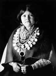 Jeune femme indienne portant des ornements Zuni, vers 1903, photo Edward S. Curtis