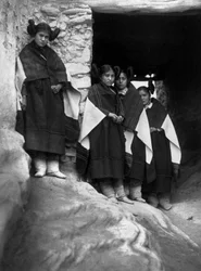 Jeunes indiens Hopi au village de Walpi (Arizona)