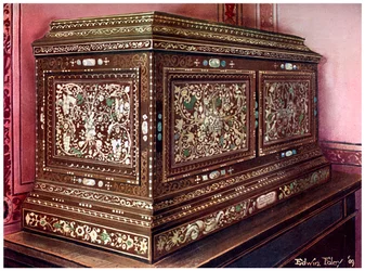 Coffret à bijoux incrusté en noyer avec façade, côtés et dessus à panneaux, 1910
