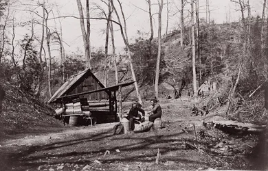 [Une gare sur la rivière James établie pour extraire de la poudre à canon des confédérés...]