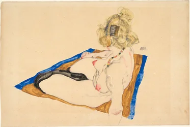 Nue blonde assise sur un tapis brun avec une bordure bleue, 1912