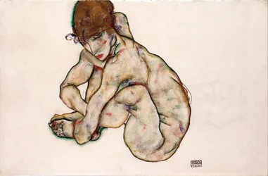 Fille nue accroupie