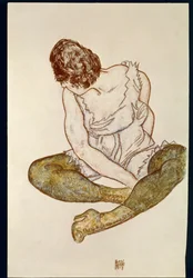 Femme assise aux bas verts
