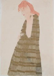 Femme debout en robe dorée
