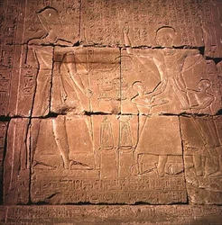 Relief représentant un pharaon et sa famille