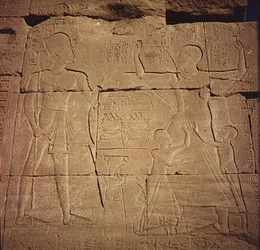 Relief représentant un pharaon et sa famille