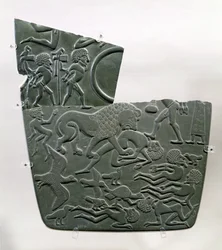La palette du champ de bataille, représentant des captifs et des victimes tuées au combat, ces dernières dévorées par des animaux sauvages, de la fin de l