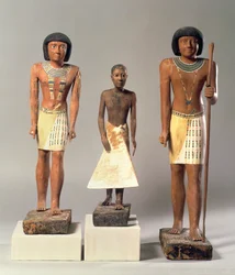 Trois statues de Metjetji, possiblement de Saqqarah, Ancien Empire, fin de la dynastie V à début de la dynastie VI (vers 2360-2340 av. J.-C.) (bois peint, pierre, gesso et métal)