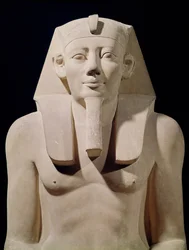 Statue assise de Sésostris Ier (1971-28 av. J.-C.), du Temple funéraire de Sésostris Ier à al-Lisht (détail)