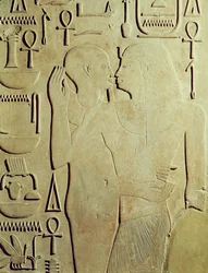 Sésostris Ier (régna de 1971 à 28 av. J.-C.) embrassé par le dieu Ptah, relief du temple d