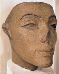 Une tête royale, possiblement de Néfertiti, de Memphis, Nouvel Empire