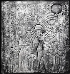 Akhenaton (Amenhotep IV) pharaon hérétique, régnant vers 150 av. J.-C., ici avec Néfertiti et leurs deux filles offrant des cadeaux au Soleil. Bas-relief du Temple du Soleil, Thèbes