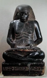 Amenhotep, fils de Hapou, assis en tailleur, du Temple d