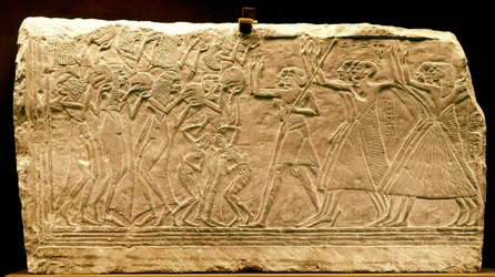 Égypte ancienne : bas-relief représentant une procession avec danseuse. Nouvel Empire. Règne de Ramsès II. 14e siècle av. J.-C. Musée du Caire. Égypte
