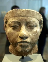 Buste de Néfertiti (c1370- c1330 av. J.-C.) Grande Épouse Royale (épouse principale) du pharaon égyptien Akhenaton. Néfertiti et son mari étaient connus pour une révolution religieuse. Ils ont commencé à adorer un seul dieu, Aton, le disque solaire.