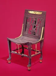 Chaise provenant de la tombe de Toutankhamon (v. 1370-1352 av. J.-C.), représentant l