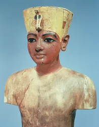 Mannequin du jeune Toutankhamon (vers 1370-52 av. J.-C.) portant un compromis entre la couronne des rois de Basse-Égypte et la coiffure de Néfertiti