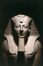 Égypte, détail de la statue de Thoutmosis III (avant 1479 - vers 1425 av. J.-C.), XVIIIe dynastie, provenant du temple d