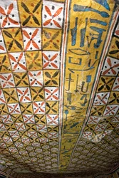 Antiquité égyptienne : plafond décoré de motifs géométriques, tombe de Roy (TT255). XVIIIe dynastie. De la rive ouest de Louxor, Égypte