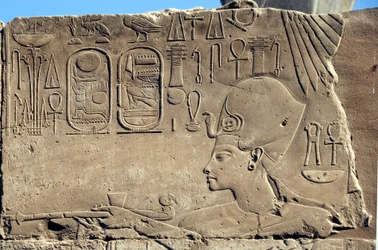 Antiquité égyptienne : bas-relief représentant le pharaon Horemheb