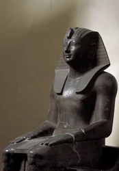 Antiquité égyptienne : sculpture en basanite représentant le pharaon Thoutmosis III. 18ème dynastie