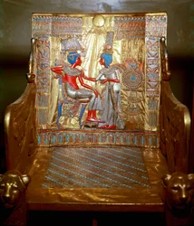 Antiquités égyptiennes : un trône en bois doré et peint de Toutânkhamon faisant partie du trésor du pharaon. Représentation de la reine Ânkhésenamon massant avec de l