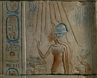 Gravure égyptienne représentant Akhenaton et Néfertiti adorant le disque solaire, de Tall al-Amarnah, Égypte, Nouvel Empire, XVIIIe dynastie