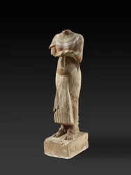 Figure du pharaon Akhenaton tenant une table d