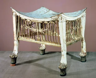 Tabouret utilisé par le roi enfant au début de son règne, de la tombe de Toutankhamon