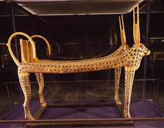 Lit funéraire en forme de vache sacrée, de la tombe de Toutankhamon (c.1370-52 av. J.-C.) Nouvel Empire, c.1336-1327 av. J.-C. (bois doré et stuqué)
