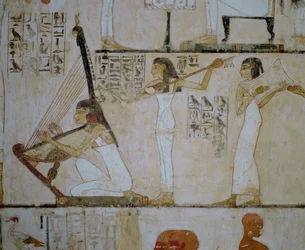 Fille musicienne avec harpe et instruments à cordes (peinture murale)