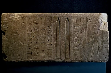 Hatchepsout et ses obélisques, bloc de quartzite, du temple d