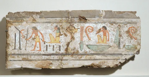 Inscription en hiéroglyphes particulièrement clairs : un homme avec sa canne, un dieu barbu accroupi, un homme avec la main sur la bouche ...