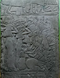Relief en calcaire peint représentant une lamentation funéraire sur le pharaon, de la tombe du roi Horemheb