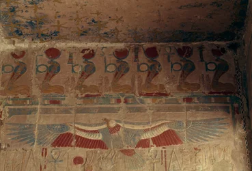 Mur peint avec disque solaire, uræus et vautour de Haute-Égypte, Temple funéraire d