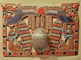 Pectoral décoré du scarabée ailé protégé par Isis et Nephthys, provenant de la tombe de Toutankhamon (vers 1370-52 av. J.-C.), Nouvel Empire