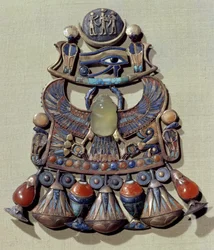 Pectoral avec un scarabée-oiseau, provenant de la tombe de Toutânkhamon (vers 1370-52 av. J.-C.), Nouvel Empire (cloisonné d